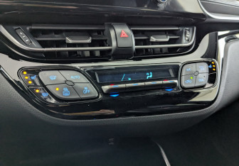 Подержанный автомобиль Toyota C-HR 2021 года (27 фото)