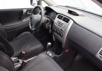 Подержанный автомобиль Suzuki Liana Sedan 2006 года (10 фото)