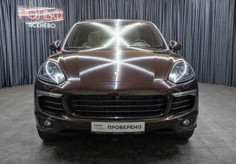 Подержанный автомобиль Porsche Cayenne 2015 года (2 фото)