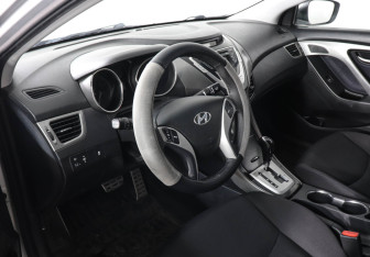 Подержанный автомобиль Hyundai Elantra Sedan 2011 года (9 фото)