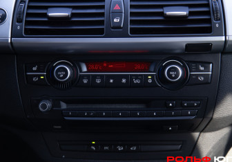 Подержанный автомобиль BMW X5 2009 года (14 фото)