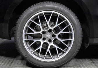 Подержанный автомобиль Porsche Macan 2018 года (26 фото)