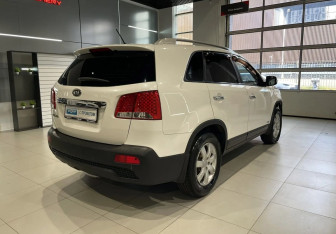 Подержанный автомобиль Kia Sorento 2012 года (4 фото)