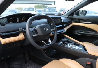 Подержанный автомобиль Changan UNI-V 2022 года (13 фото)