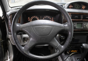 Подержанный автомобиль Mitsubishi Pajero Sport 2003 года (16 фото)