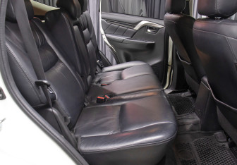 Подержанный автомобиль Mitsubishi Pajero Sport 2016 года (12 фото)