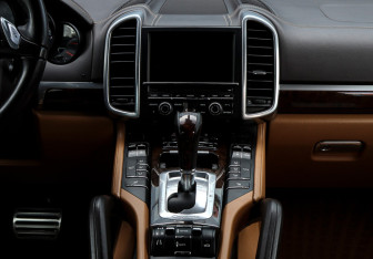 Подержанный автомобиль Porsche Cayenne 2012 года (12 фото)