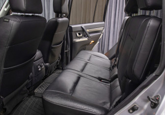 Подержанный автомобиль Mitsubishi Pajero 2011 года (12 фото)