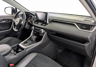 Подержанный автомобиль Toyota RAV4 2021 года (11 фото)