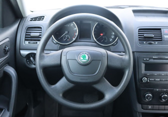 Подержанный автомобиль Skoda Yeti 2012 года (14 фото)