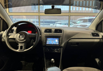 Подержанный автомобиль Volkswagen Polo Sedan 2010 года (11 фото)
