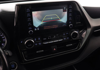 Подержанный автомобиль Toyota Highlander 2021 года (11 фото)