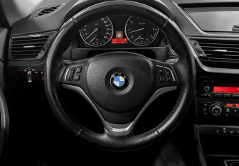 Подержанный автомобиль BMW X1 2012 года (13 фото)