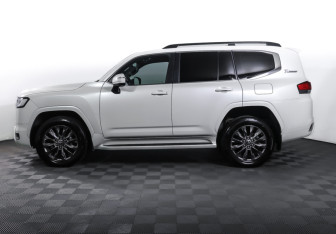 Подержанный автомобиль Toyota Land Cruiser Suv 2021 года (8 фото)