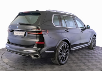 Подержанный автомобиль BMW X7 2024 года (5 фото)