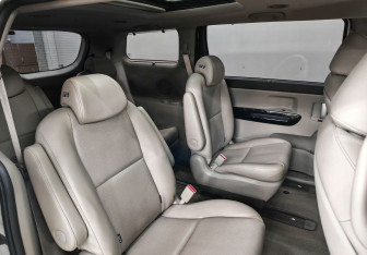 Подержанный автомобиль Kia Carnival 2018 года (14 фото)