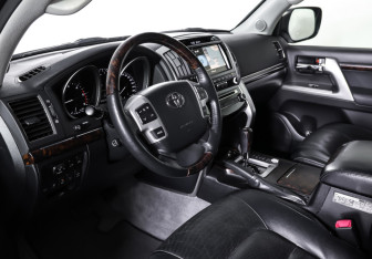 Подержанный автомобиль Toyota Land Cruiser Suv 2014 года (15 фото)