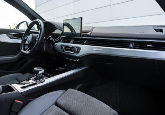 Подержанный автомобиль Audi A4 Sedan 2020 года (14 фото)