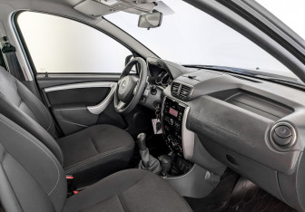 Подержанный автомобиль Nissan Terrano 2019 года (11 фото)
