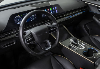 Подержанный автомобиль Omoda C5 2024 года (10 фото)