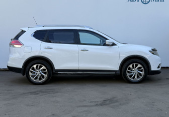 Подержанный автомобиль Nissan X-Trail 2015 года (4 фото)
