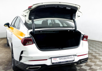Подержанный автомобиль Kia K5 2021 года (9 фото)