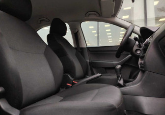 Подержанный автомобиль Skoda Rapid Liftback 2016 года (10 фото)