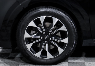 Подержанный автомобиль Kia Carnival 2020 года (9 фото)