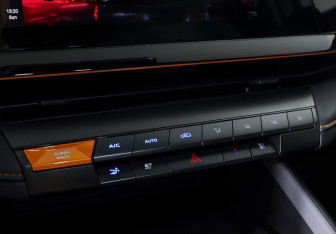 Подержанный автомобиль Changan UNI-V 2023 года (22 фото)