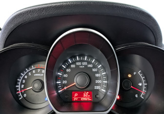 Подержанный автомобиль Kia Rio Hatchback 2015 года (16 фото)