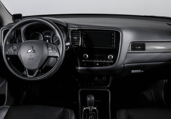 Подержанный автомобиль Mitsubishi Outlander 2020 года (12 фото)