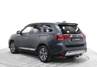 Подержанный автомобиль Mitsubishi Outlander 2019 года (7 фото)