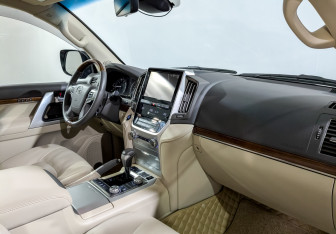 Подержанный автомобиль Toyota Land Cruiser Suv 2018 года (11 фото)