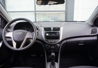 Подержанный автомобиль Hyundai Solaris Hatchback 2015 года (12 фото)