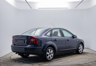 Подержанный автомобиль Ford Focus Sedan 2006 года (5 фото)