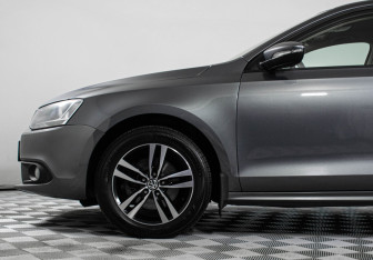 Подержанный автомобиль Volkswagen Jetta Sedan 2011 года (15 фото)