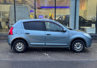 Подержанный автомобиль Renault Sandero 2010 года (4 фото)