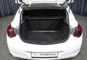 Подержанный автомобиль Opel Astra Hatchback 2011 года (10 фото)