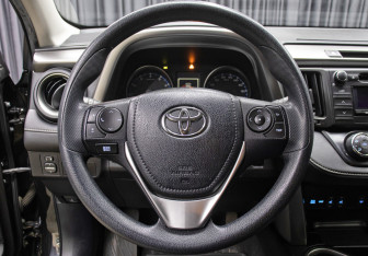 Подержанный автомобиль Toyota RAV4 2015 года (16 фото)