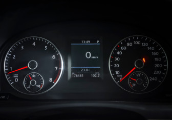 Подержанный автомобиль Volkswagen Touran 2013 года (15 фото)