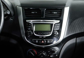 Подержанный автомобиль Hyundai Solaris Hatchback 2012 года (13 фото)