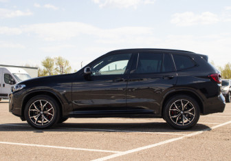 Подержанный автомобиль BMW X3 2022 года (8 фото)