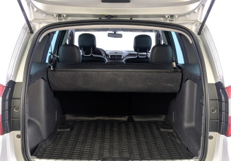 Подержанный автомобиль Nissan Terrano 2014 года (10 фото)