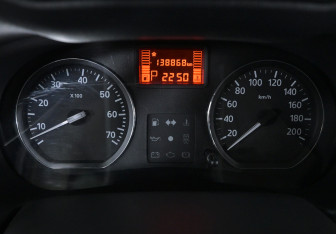 Подержанный автомобиль Nissan Terrano 2015 года (10 фото)