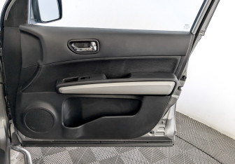 Подержанный автомобиль Nissan X-Trail 2014 года (22 фото)