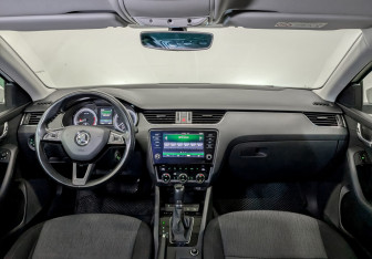 Подержанный автомобиль Skoda Octavia Liftback 2018 года (14 фото)