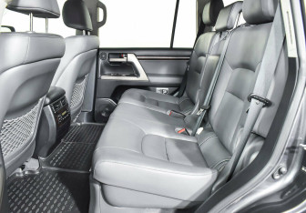 Подержанный автомобиль Toyota Land Cruiser Suv 2010 года (17 фото)