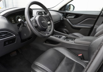 Подержанный автомобиль Jaguar F-Pace 2016 года (15 фото)