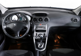 Подержанный автомобиль Peugeot 308 Hatchback 2008 года (13 фото)