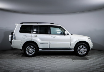 Подержанный автомобиль Mitsubishi Pajero 2013 года (4 фото)